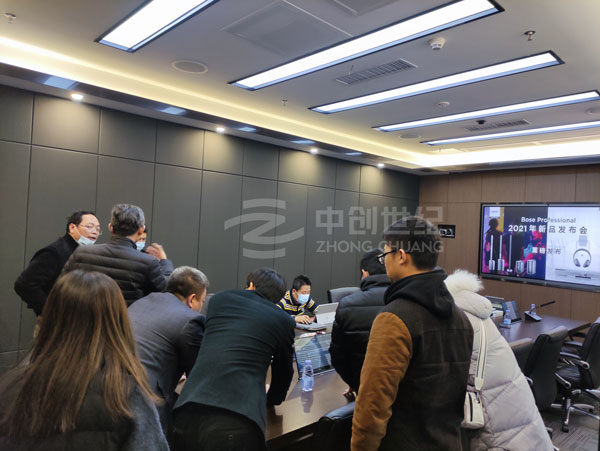 中創(chuàng)世紀業(yè)務銷售人員為來賓們介紹和演示智能會議室